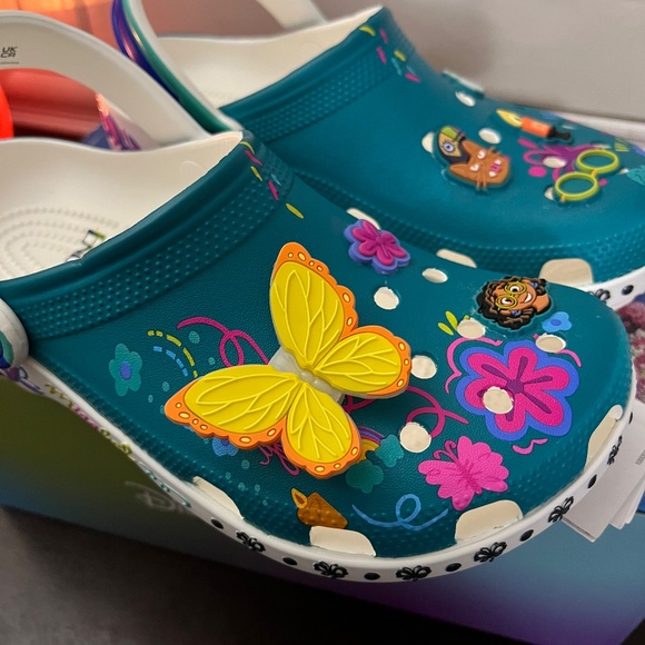 Disney Crocs Clogs Mirabel Juniors 6 Women’s 8 - Picture 4 of 12